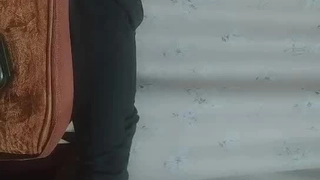 网吧包间爆艹网瘾少女,我带你上分,你要让我艹B,刚赢一把英雄联盟,就按电脑桌上爆艹