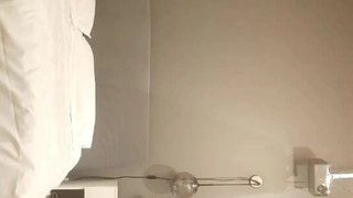女孩网络在线抚摸自己的下体