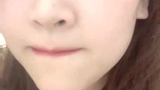 极品尤物新人下海！超高颜值眼镜美女！白虎干净美穴，翘起双腿特写视角，掰开非常紧致粉嫩