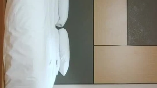 美丽的少女在深喉口交中接受大鸡巴
