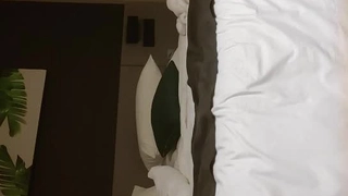 【于小雅】酒窩極品甜美小姐姐和男友居家啪啪上位騎乘摩擦男友小屌扶著小腰後入表情對著鏡頭