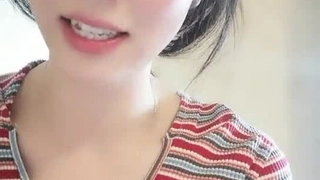 继女沉迷于深喉和乳交游戏,而她的新继母看着