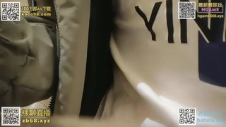 黑人女同在桌子上舔着继妹的逼