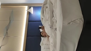 复古的印度少年被巨大的阴茎挤奶