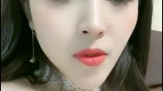 印度女孩热情地给她的印度情人手淫