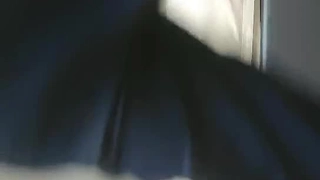 年轻女子在派对上给一群人口交