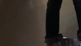 扒手让她的大鸡巴弯曲并被商场警卫惩罚