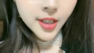 胸部小的年轻女孩Chloe用手指自慰