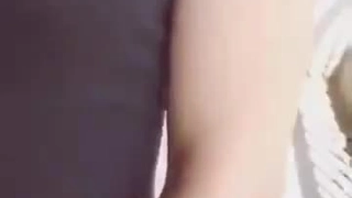 性感的青少年在车里享受三人行