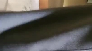 样子闷骚的华裔脸孔眼镜大学生美女在床上上网被大洋屌男友要求吃屌后入性感美臀