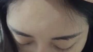 天然乳房和小腰的学生被激烈的阴道性交分散注意力