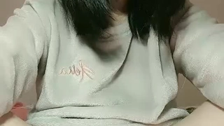 大胸部的业余女同性恋者用高清探索他们的性欲