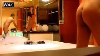 女孩特写阴道被舔和内射的自制视频